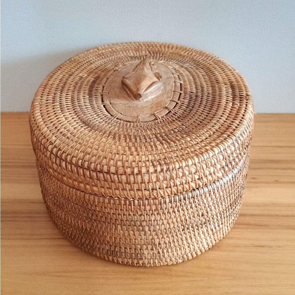 Vintage Woven Oval Rattan Basket W/ Carved Wooden Frog On Lid Indonesian - Picture 2 of 10